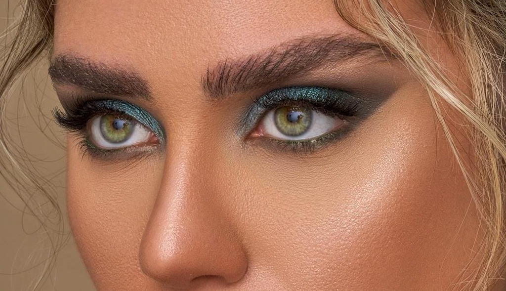 trucco occhi verdi con ombretto azzurro