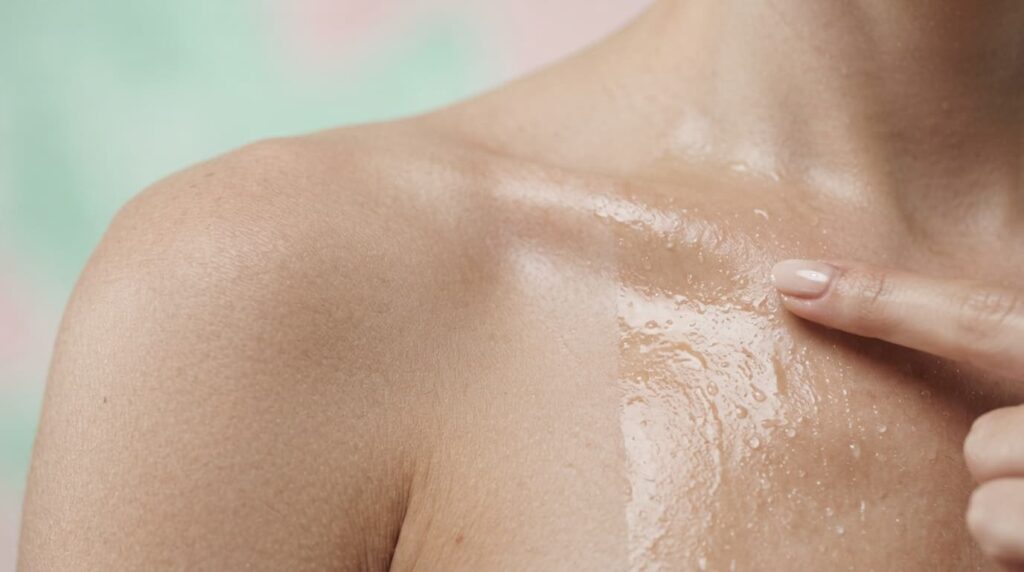 Cura della pelle post-estate: applicazione creme