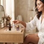 Donna che si prende cura del suo viso con una routine autunnale