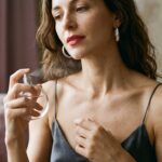 Donna sui 36 anni che utilizza il suo profumo